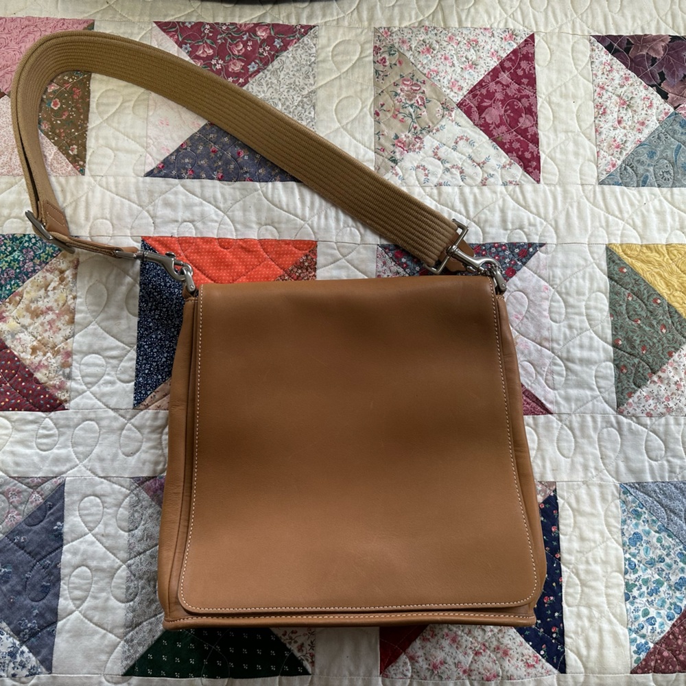 Vintage Coach tan leather shoulder bag
